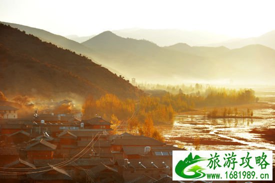 新浪旅游配图晨曦中草海边的民居 图新浪旅游