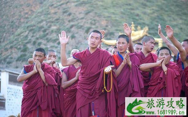 拉卜楞寺辩经现场是什么样的 拉卜楞寺辩经现场是什么样的