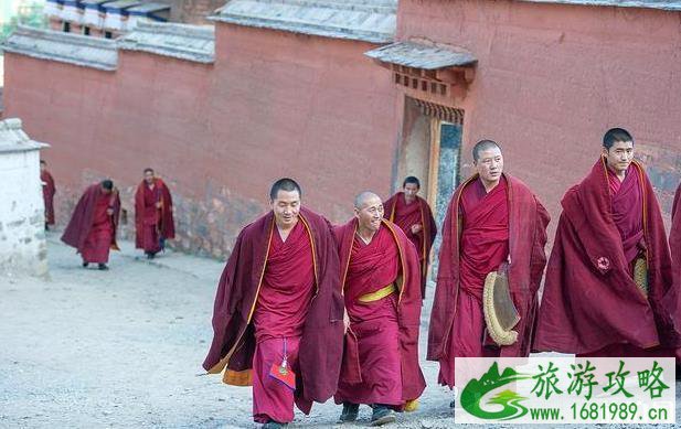 拉卜楞寺辩经现场是什么样的 拉卜楞寺辩经现场是什么样的