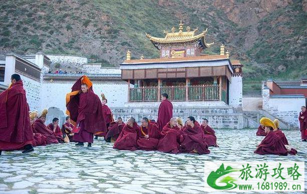 拉卜楞寺辩经现场是什么样的 拉卜楞寺辩经现场是什么样的