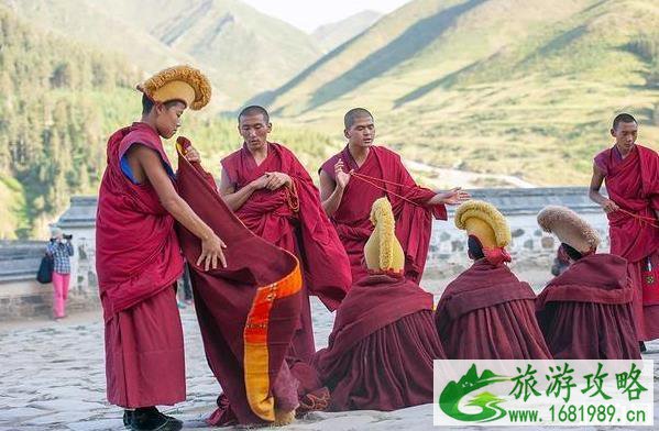 拉卜楞寺辩经现场是什么样的 拉卜楞寺辩经现场是什么样的
