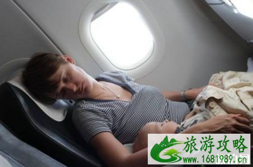 宝宝坐飞机哭闹的原因 宝宝坐飞机带什么东西 宝宝坐飞机哭闹的原因 宝宝坐飞机带什么东西
