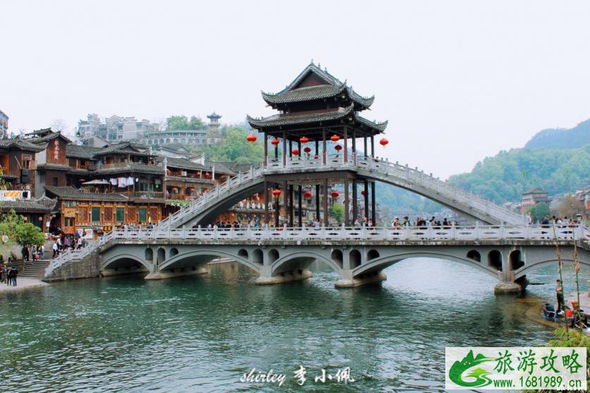 凤凰古镇哪有停车场 凤凰古镇特色美食有哪些 凤凰古镇哪有停车场 凤凰古镇特色美食有哪些