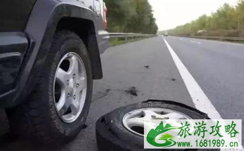 高速上爆胎怎么办 高速上爆胎危险吗 高速上爆胎怎么办 高速上爆胎危险吗